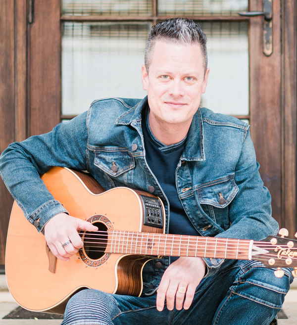 Solo Acoustic Act performer promo shot | Altus Entertainment